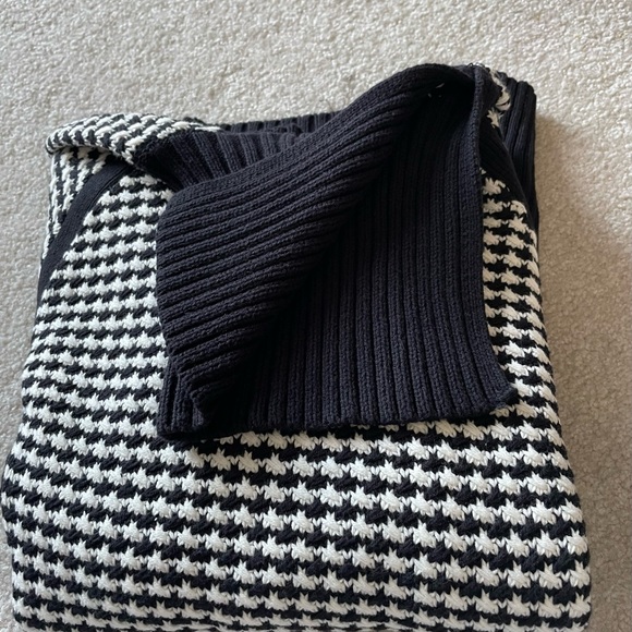 Liz Claiborne Black/White long sleeve cotton/acrylic sweater. Size Large. - Picture 7 of 12